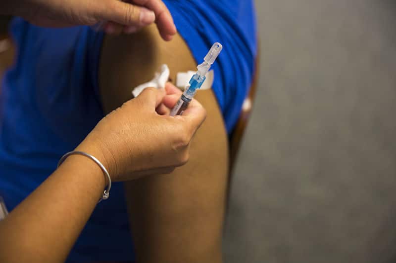 COVID-19: Kein kausaler Zusammenhang zwischen Impfung und Todesfällen in Pflegeheimen