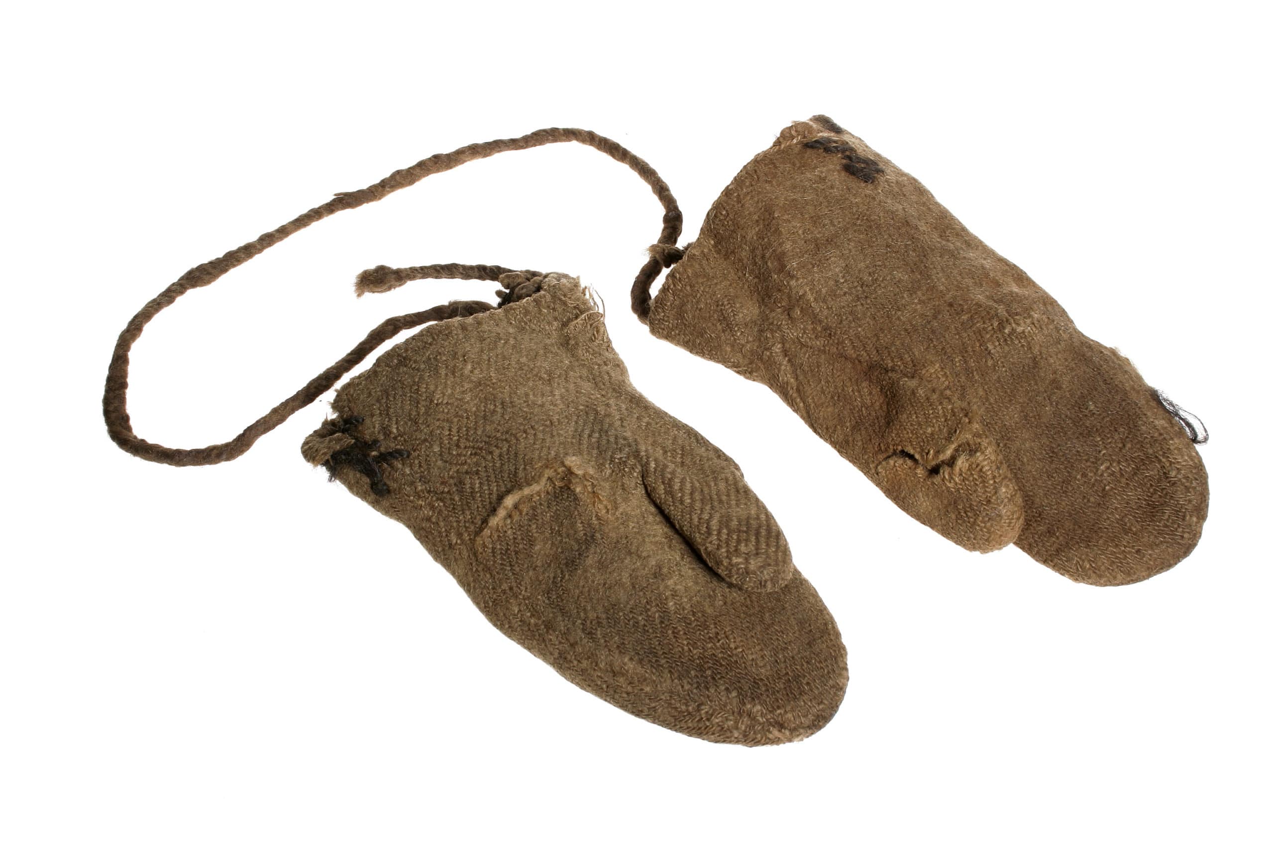 Mittens Long in the National Museum of Iceland's Archive Dated to Settlement Era