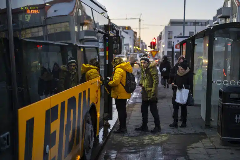Strætó bus Reykjavík miðborgin umferð fólk
