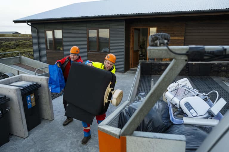 Rescue workers assist Grindavík residents